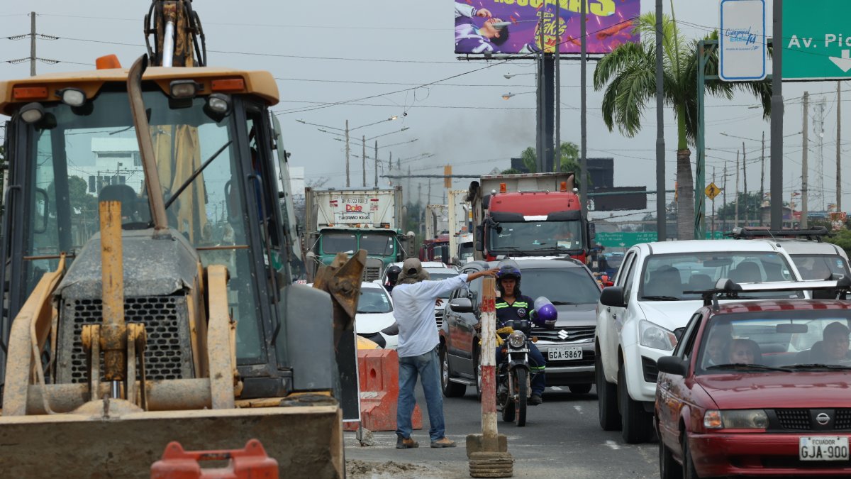 25 de Julio. Un trabajador dirige el tránsito que se forma en paralelo al inicio del puente en construcción.