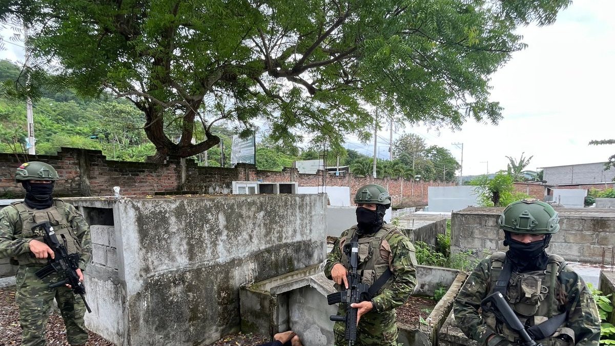 Las FF.AA. ejecutan patrullajes en el sector de Vuelta Larga, en Esmeraldas..Fueron detenidos dos miembros de G.D.O, quienes se dedicaban al microtráfico y extorsiones.