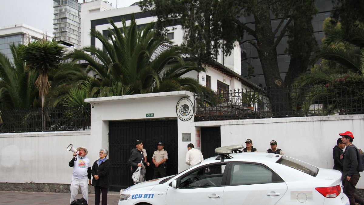 La Embajada de México en Quito cerró sus puertas, tras el allanamiento efectuado por Ecuador.