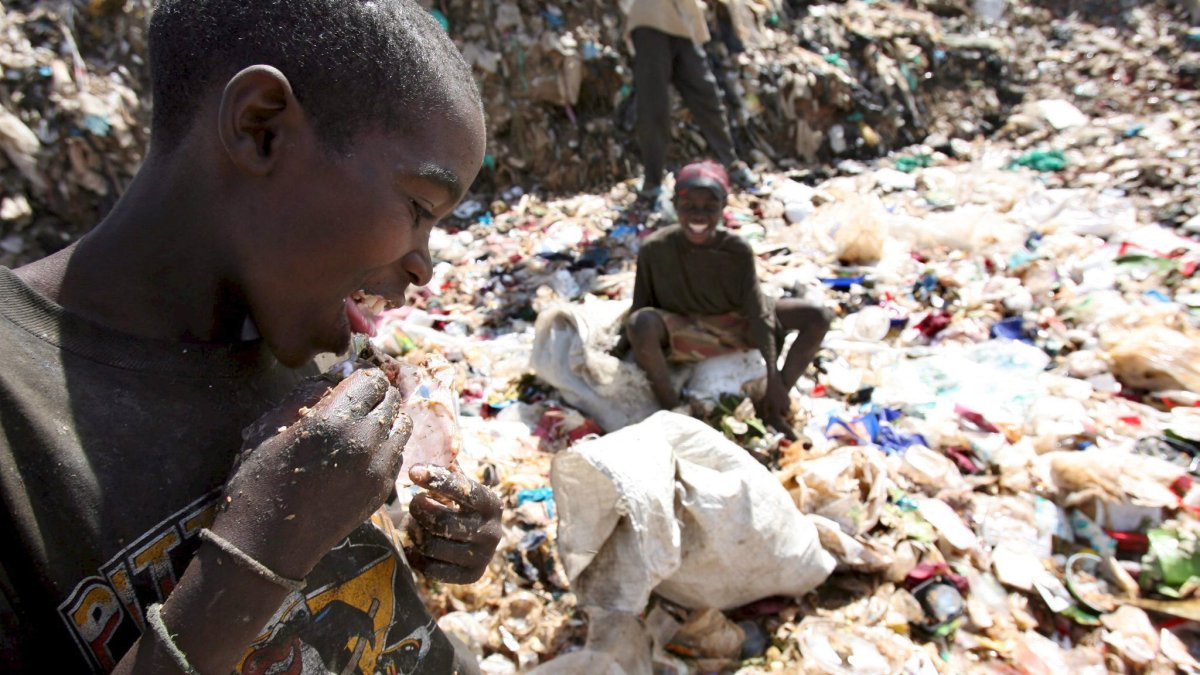 Unos niños buscan c.omida en un vertedero a las afueras de Nairobi