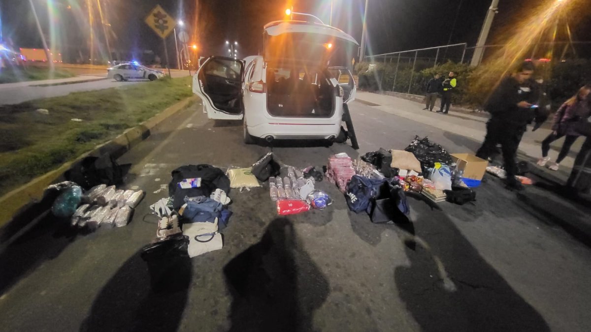 Según los primeros indicios que maneja la Policía Nacional los objetos eran movilizados en un automóvil blanco.
