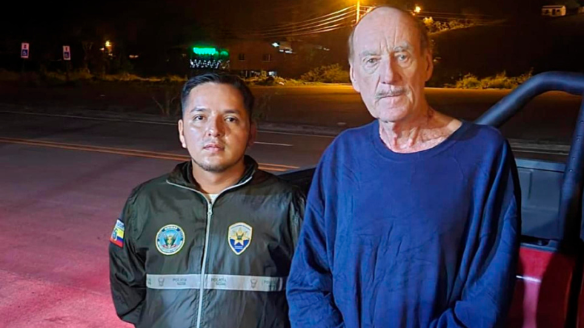 Fotografía cedida por la Policía de Ecuador de Colin Armstrong (d) luego de su liberación.