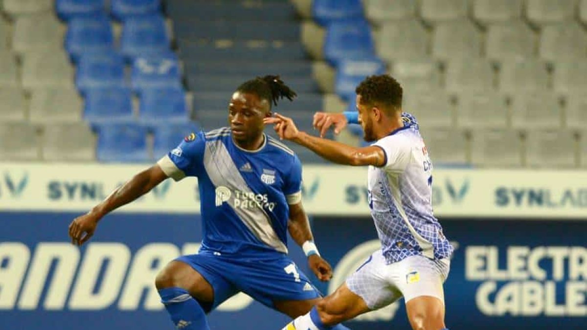 Bangoura (izq.) estuvo en Emelec en la temporada 2020