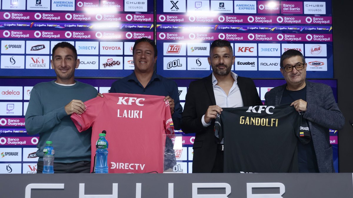 Javier Gandolfi (segundo de la derecha), junto a un directivo de Independiente y parte de su cuerpo técnico.