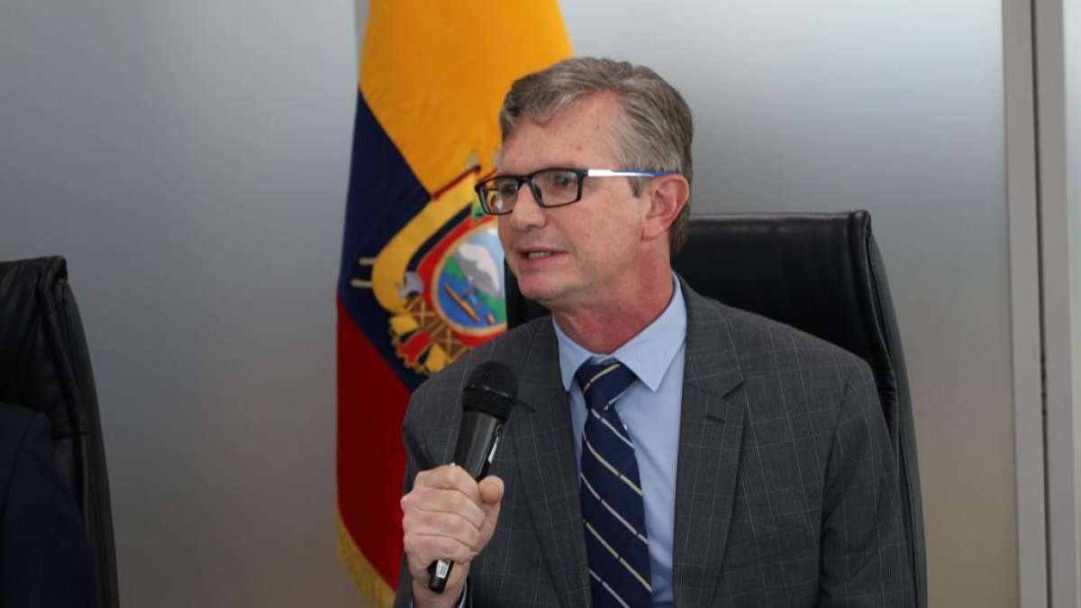 El ministro de Economía y Finanzas (MEF), Juan Carlos Vega, dio una rueda de prensa este 20 de diciembre de 2023, en Guayaquil.