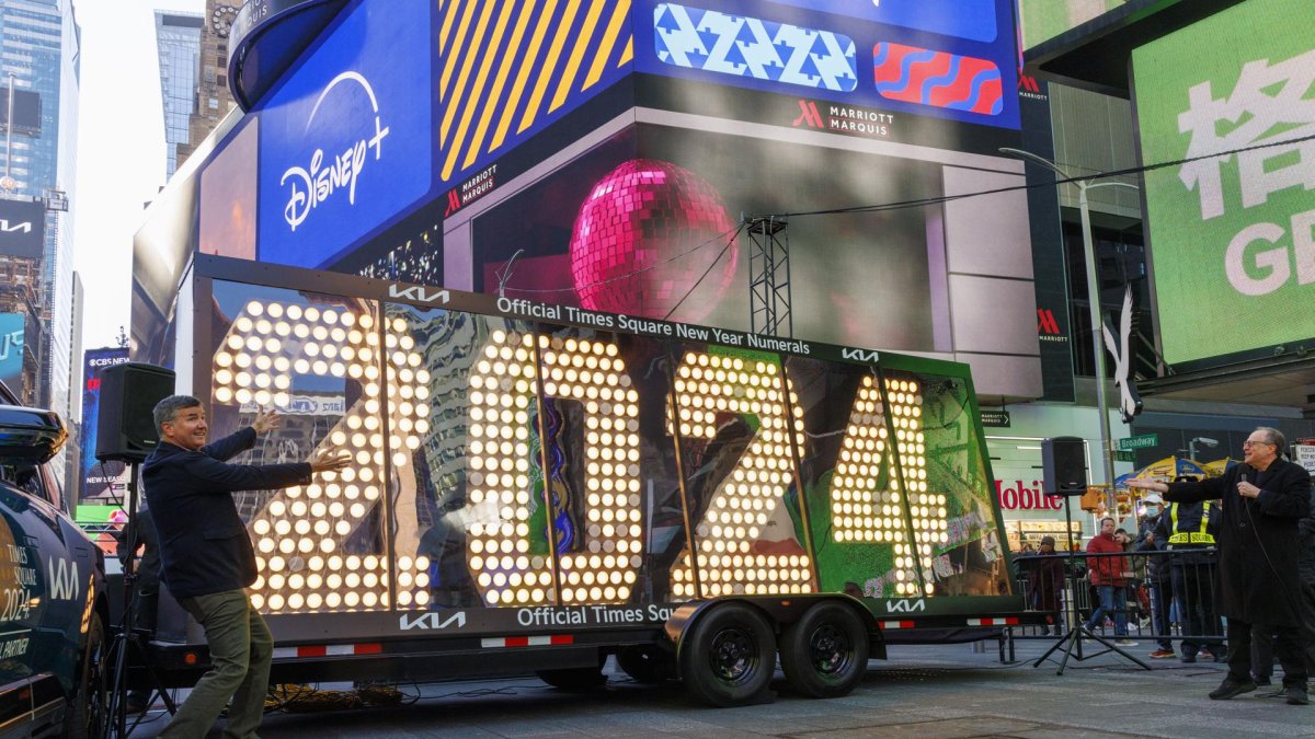 Vista de los números gigantes de '2024' en Times Square, en Nueva York (EE.UU.), este 20 de diciembre de 2023.