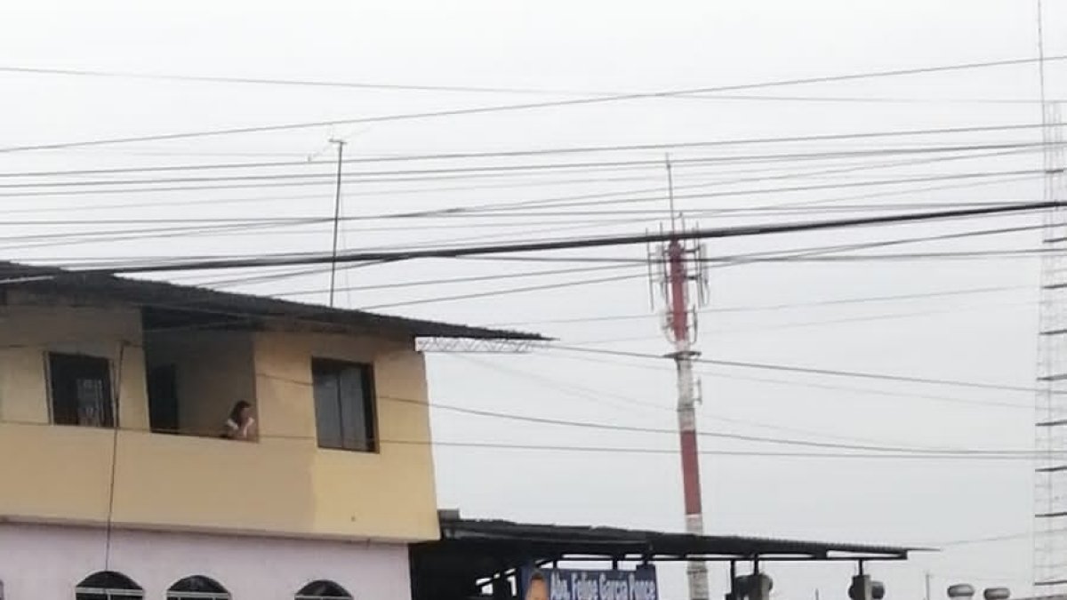 Luego del hecho, se observó como la furgoneta quedó a un lado de la vía con el parabrisas dañado.