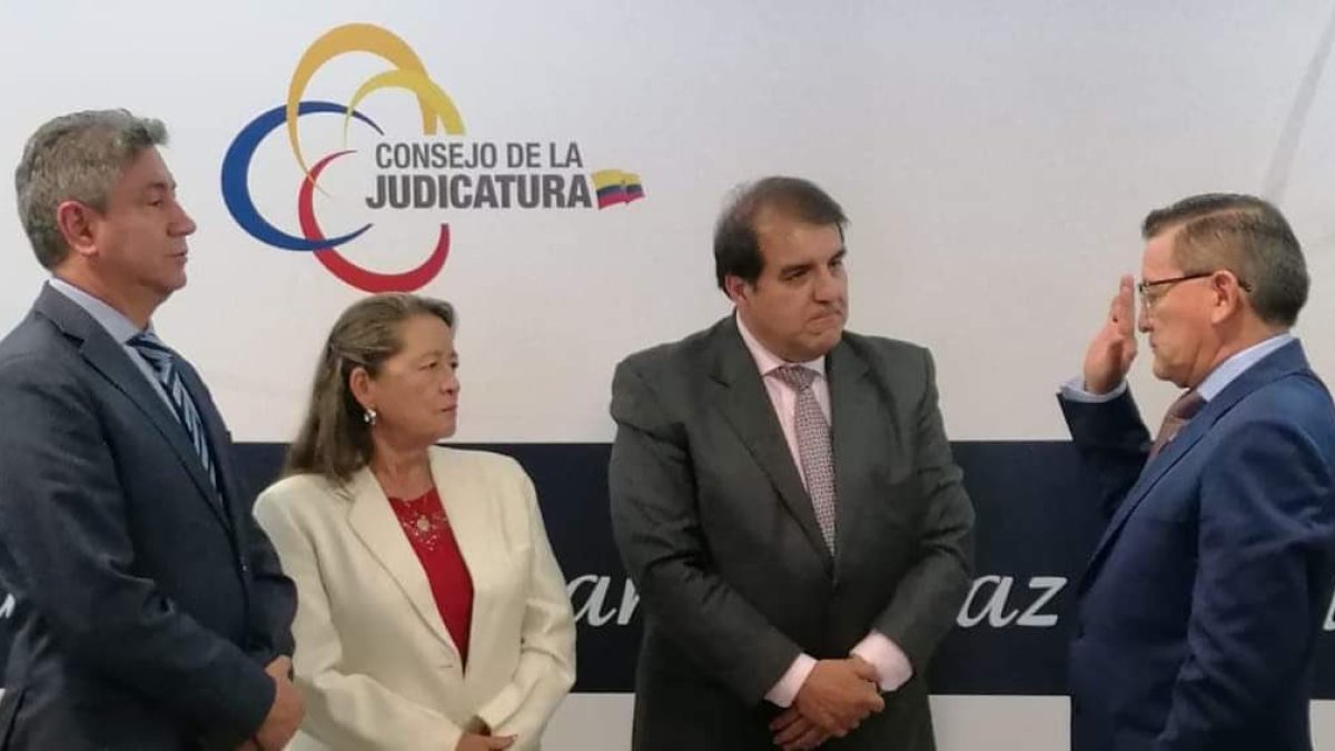 Holguer Jaime Canseco Guerrero (izquierda) se posesiona como nuevo Director
General del Consejo de la Judicatura.