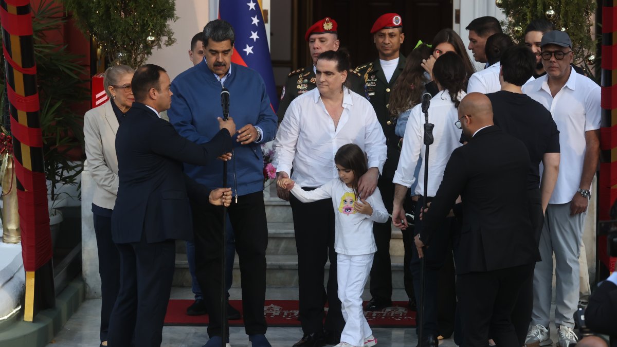 El mandatario de Venezuela, Nicolás Maduro, recibe en el palacio presidencial de Miraflores, al empresario colombiano Alex Saab (c-d), horas después de ser liberado en Estados Unidos.