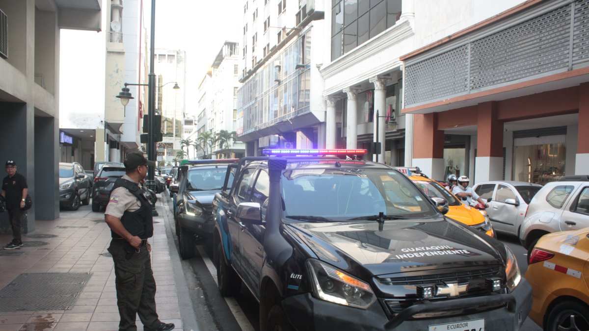 Guayaquil. Un policía junto con camionetas negras élite, que en cuya parte frontal se lee Guayaquil Independiente, en calles del centro de la ciudad.