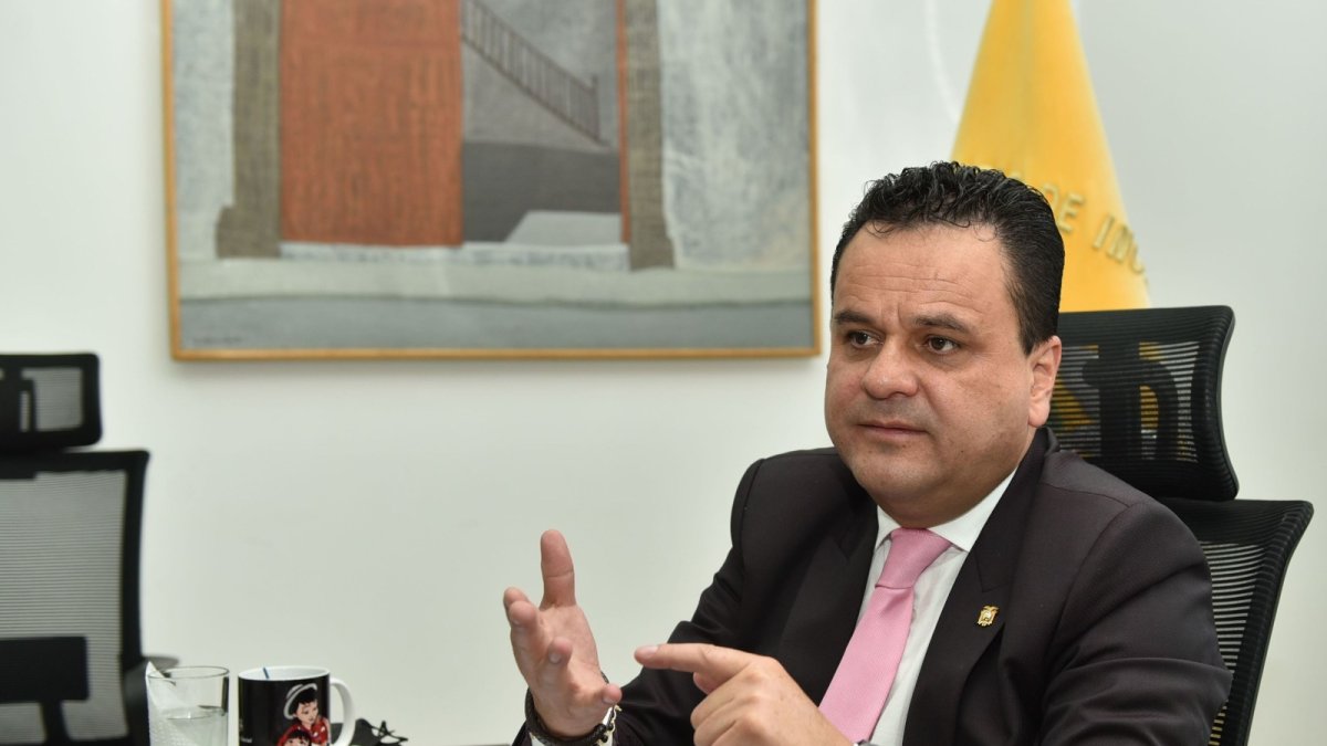 El pedido de juicio político originalmente fue presentado por Mario Ruiz que fue asambleísta por Pachakutik.