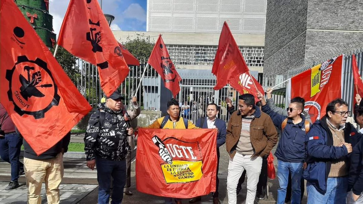 El FUT realizó un plantón en rechazo de la ley económica urgente aporbada por la Asamblea.