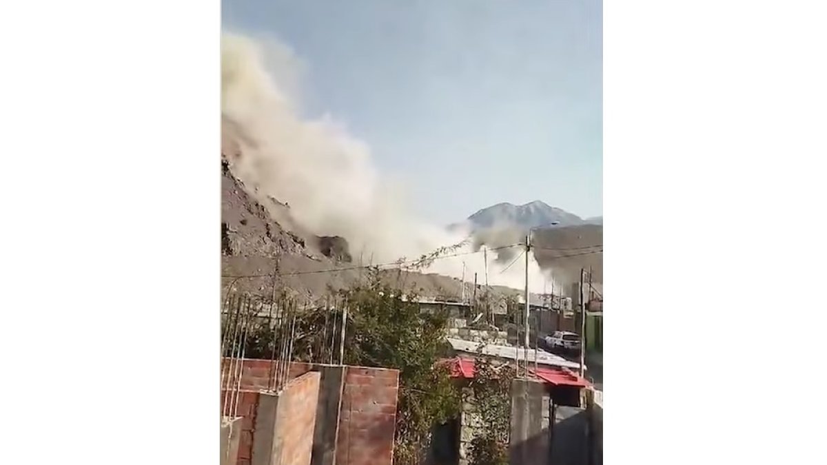 En la imagen se observa cómo la ladera de un cerro se fractura tras el movimiento sísmico de la mañana de este miércoles 20 de diciembre de 2023, en las cercanías de Arequipa (Perú).