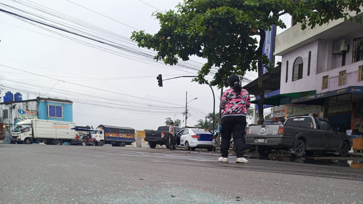 La escena donde ocurrió el secuestro de tres niños y un adulto quedó con vidrios en el piso, resultado de los disparos.