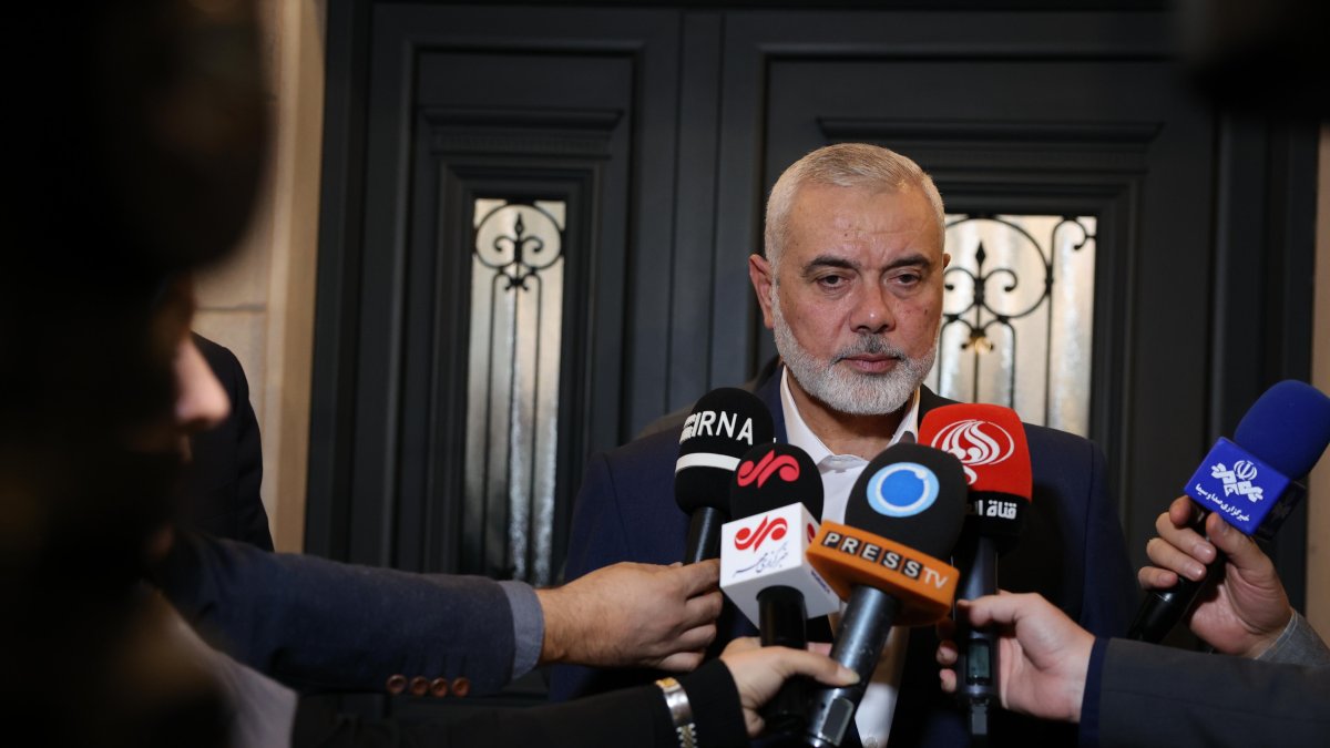 El líder político de Hamas, Ismail Haniyeh, hablando a la prensa en Doha, en una reunión anterior a su llegada a El Cairo.