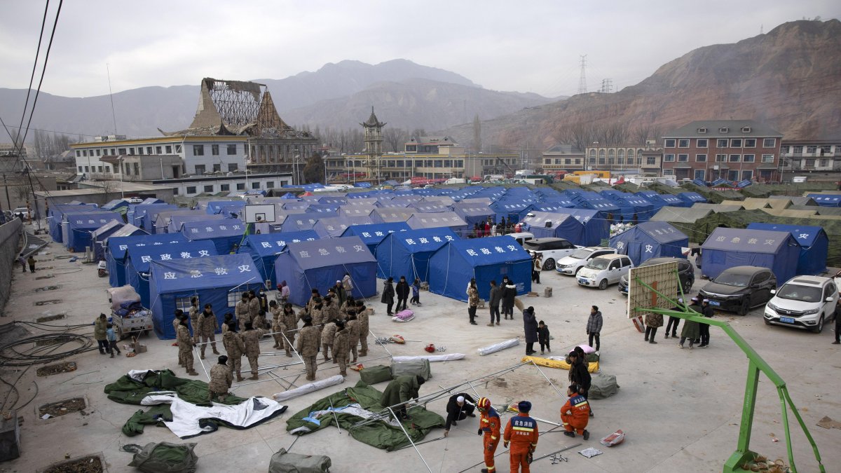 En respuesta a la catástrofe, las autoridades enviaron suministros que incluyen 2.600 tiendas de campaña, 10.400 camas plegables, 10.400 edredones y 1.000 juegos de estufas.