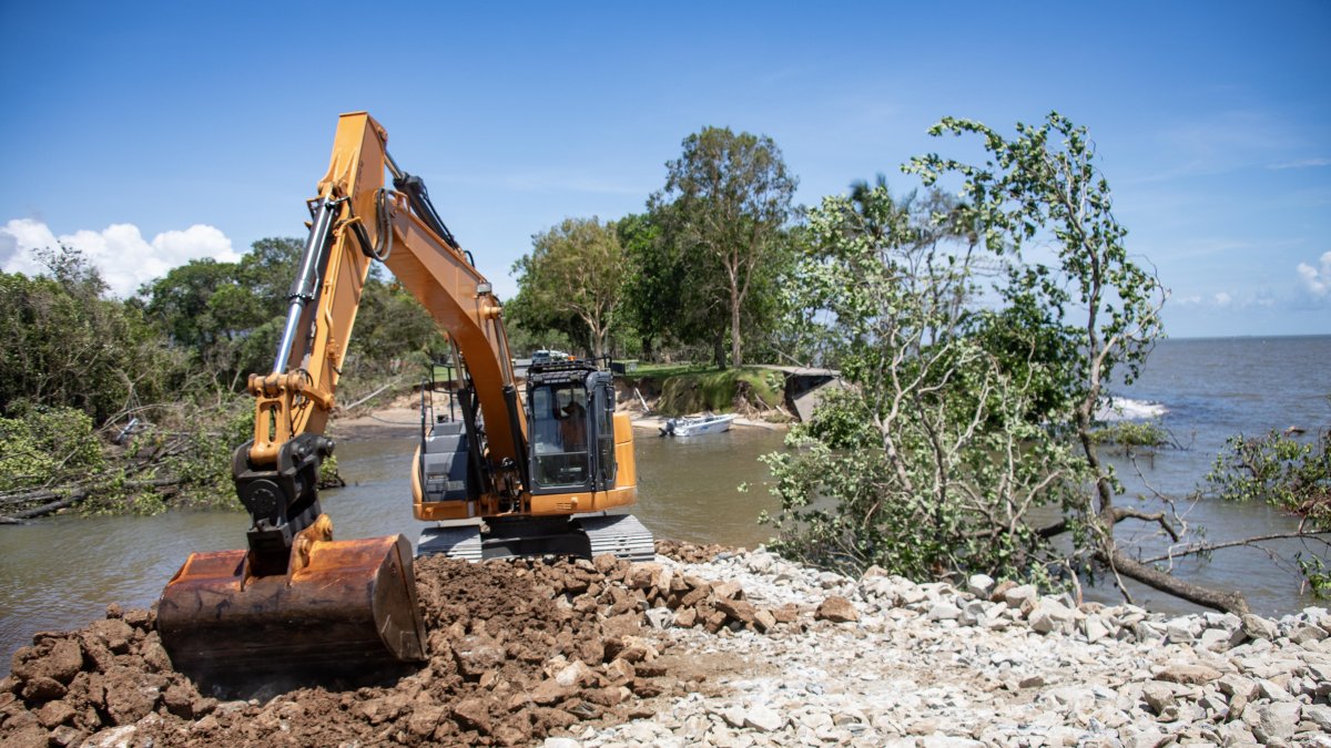 Trabajos de restauración en Cairns, Australia, 20 de diciembre de 2023. La limpieza ha comenzado en Cairns después del diluvio del ex ciclón tropical Jasper.