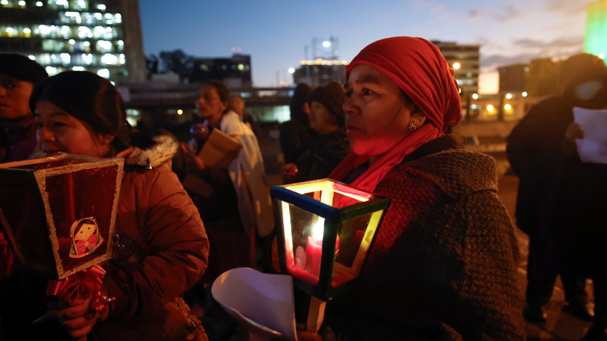 Un grupo de mujeres indígenas acompaña con velas una posada navideña contra la corrupción para exigir el 