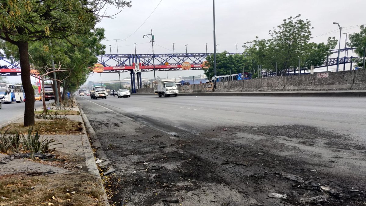 En los exteriores del centro comercial aún quedaban las huellas del incendio vehicular