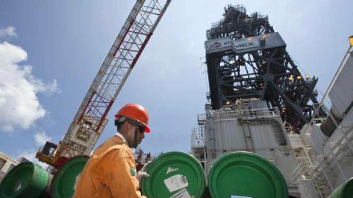 Labor.- Un trabajador en una empresa petrolera.