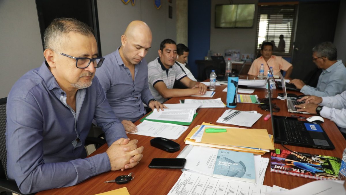 Roger Zambrano (izq.) es el presidente de la Comisión Nacional de Arbitraje