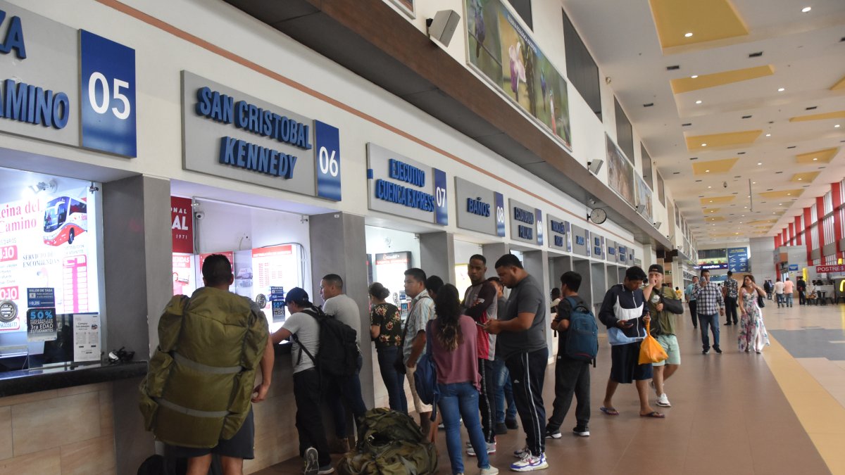 TERMINAL.- En la terminal terrestre de Machala se movilizan 15 mil personas diariamente previo a Navidad y fin de año.