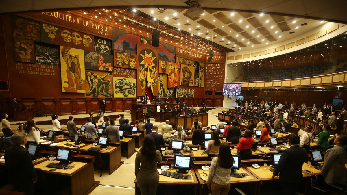 Fotografía de archivo en la que se registró una vista general de una sesión plenaria de la Asamblea Nacional de Ecuador (Parlamento), en Quito (Ecuador).
