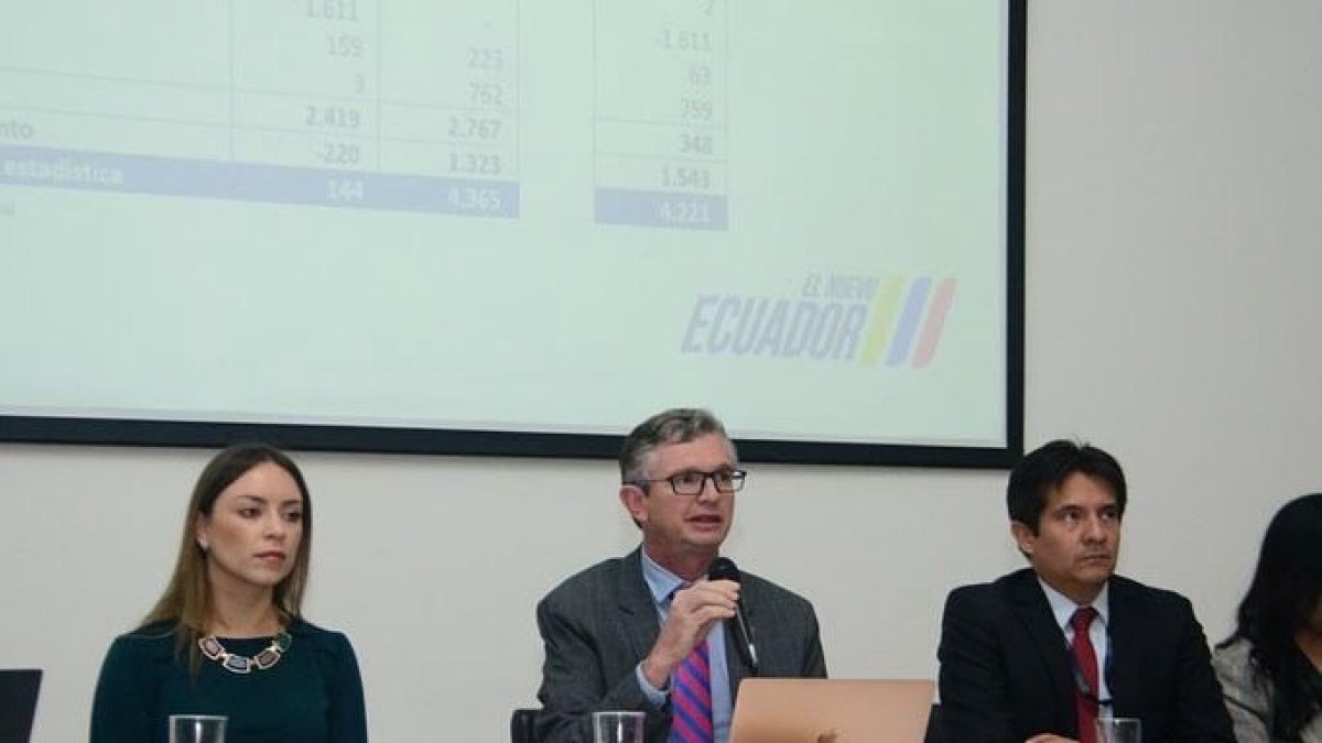 El ministro de Finanzas (centro), Juan Carlos Vega, en el evento para hablar sobre el presupuesto 2024.