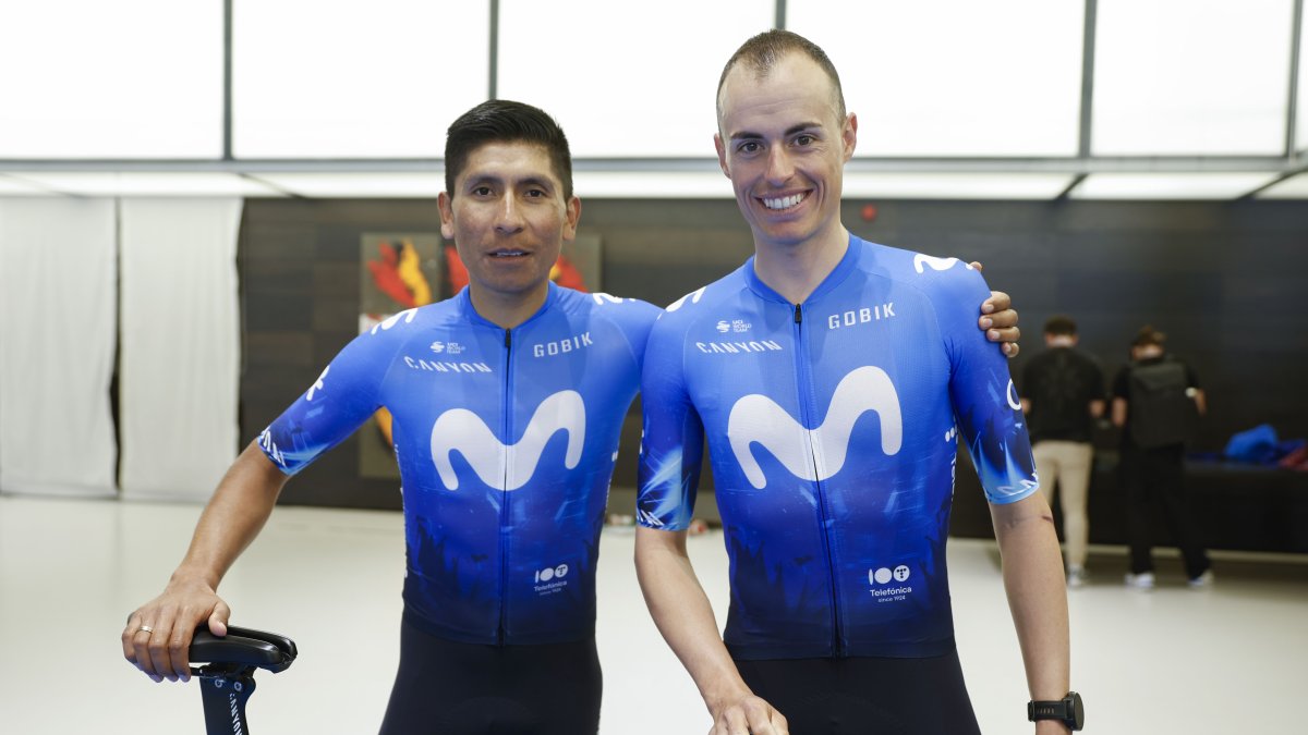 Nairo Quintana (i) y Enric Mas (líder) posan durante la presentación ayer del equipo Movistar en Madrid, España.
