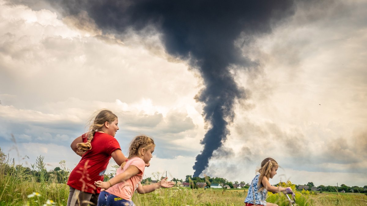 Una imagen de una niña en bicicleta junto a dos amigas en un prado en el noroeste de Ucrania, es la ganadora del concurso internacional en el que el Unicef en Alemania elige la mejor foto del año.