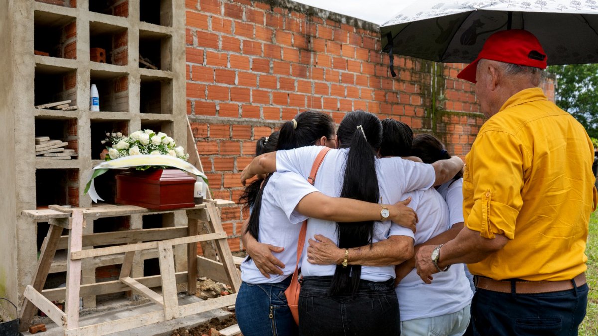Un grupo de personas reunido para darle sepultura a los restos de un familiar en Montañita, en el sureño departamento de Caquetá (Colombia).