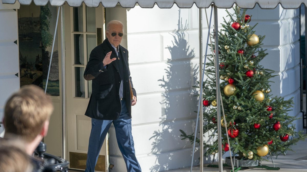 El presidente de EE.UU., Joe Biden, sale de la Casa Blanca rumbo a Milwaukee, este 20 de diciembre de 2023.