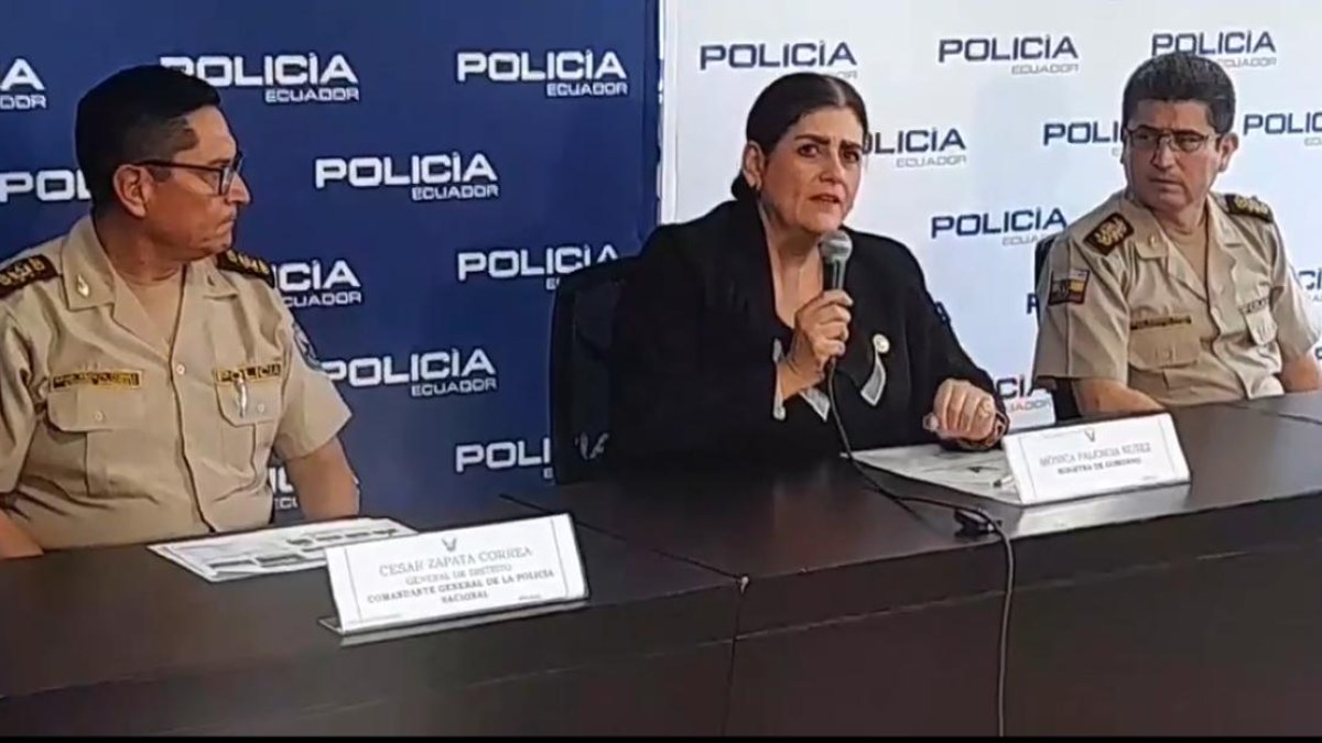 Ministra. Mónica Palencia negando 