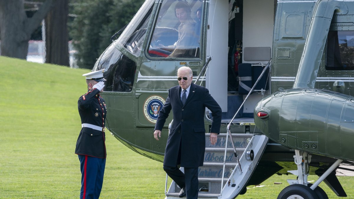 El presidente estadounidense, Joe Biden, sale del Marine One en el jardín sur de la Casa Blanca en Washington, DC, el 19 de diciembre de 2023.