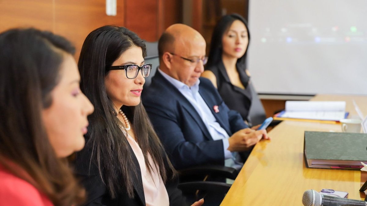 Vanessa Cueva (c) es arquitecta y posee másters en Ciencias, Diseño Sostenible e Iluminación.