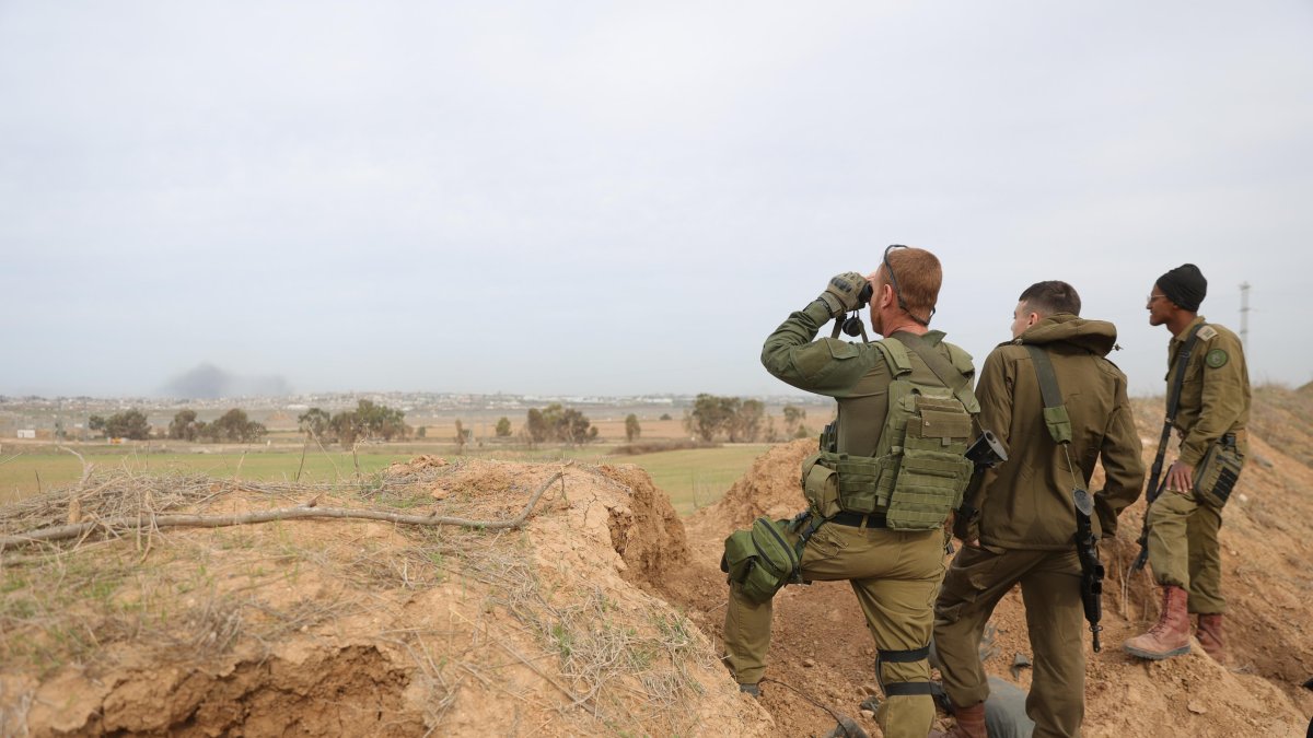 Soldados israelíes observan con prismáticos la Franja de Gaza desde el sur de Israel, el 21 de diciembre de 2023.