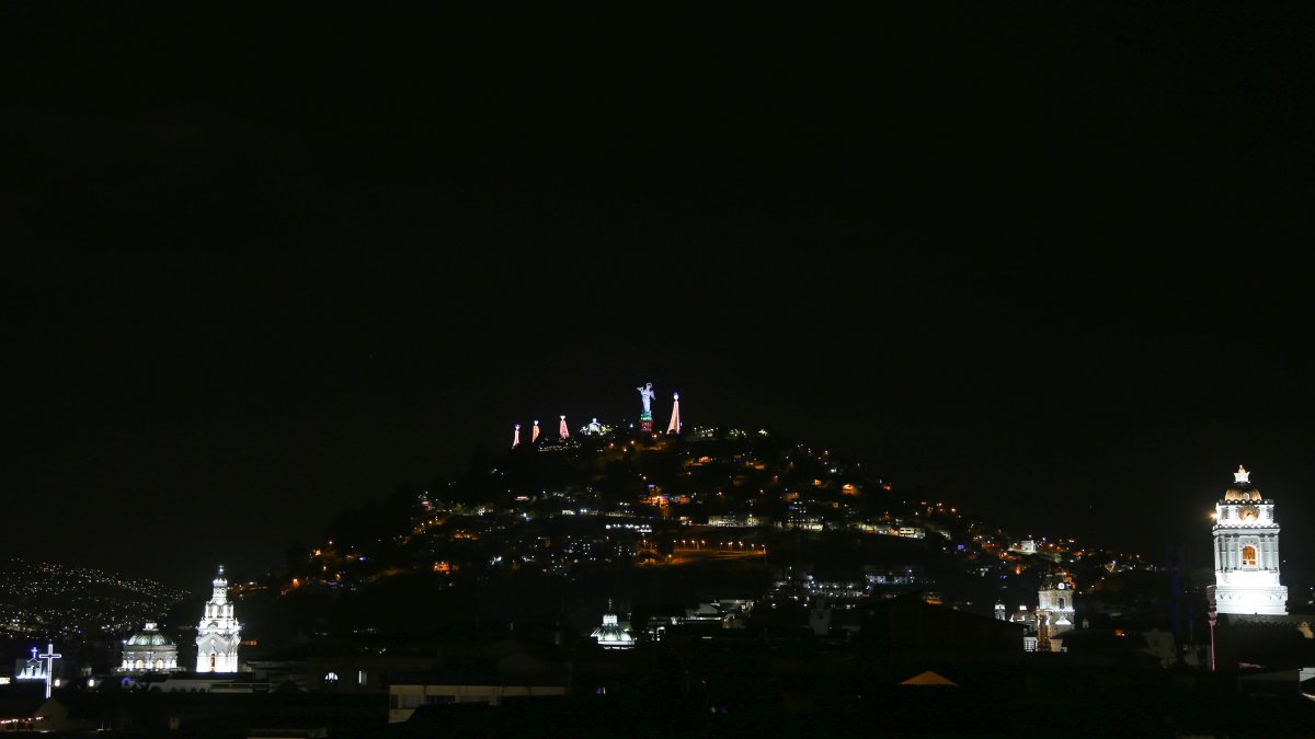 Fotografía de decoraciones navideñas, el 19 de diciembre del 2023, en Quito (Ecuador), en medio de una crisis energética
