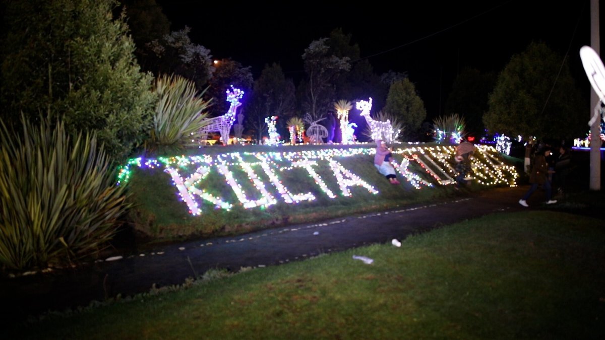 Labor. El pesebre y los demás adornos navideños son hechos con material reciclado que recolectan los comuneros en las quebradas.