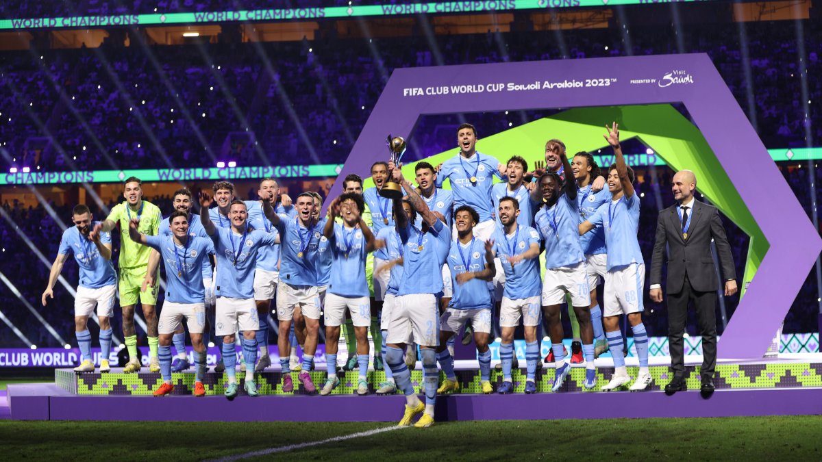 El jugador de Manchester City celebra con el trofeo después de ganar el partido final de la Copa Mundial de Clubes.