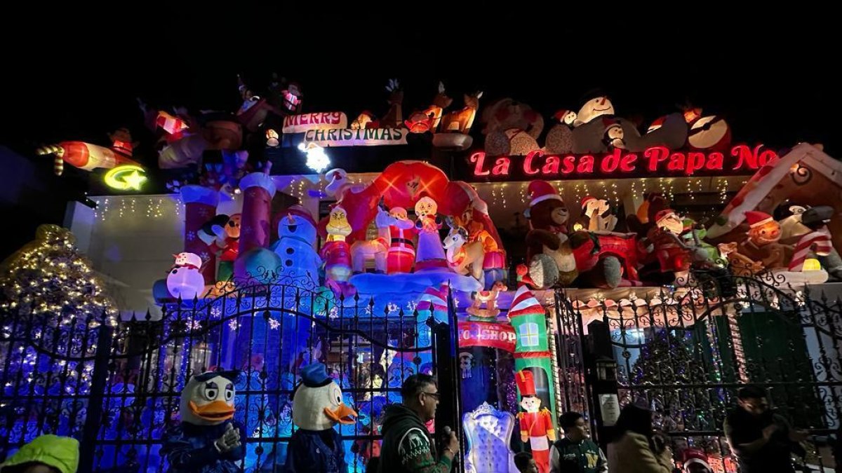 Ícono. Lo extravagante que resulta los arreglos de la casa de Papá Noel llama la atención de los habitantes de Latacunga.