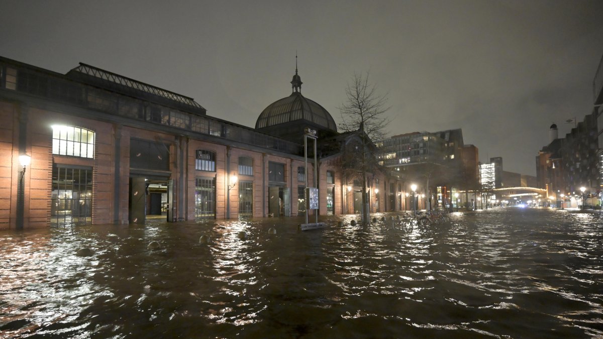 El agua del Elba es empujada hacia el mercado de pescado de Hamburgo durante una inundación tormentosa en Hamburgo, Alemania, el 21 de diciembre de 2023.