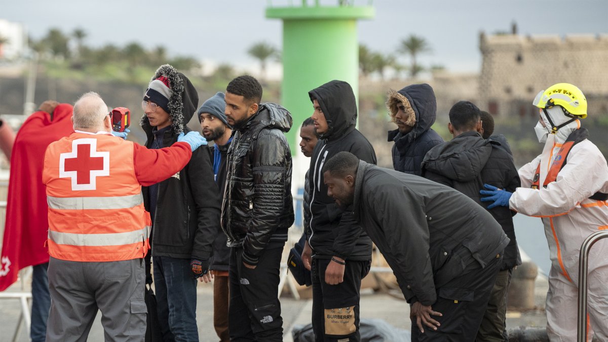 Salvamento Marítimo ha rescatado en las últimas horas a 248 migrantes que viajaban en cinco embarcaciones precarias y los ha desembarcado en Lanzarote y Gran Canaria.