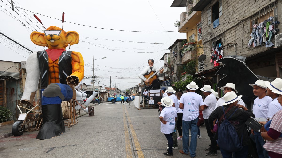 Monigotes. Motorratones de Marte y el artista Julio Jaramillo han sido retratados en la calle Alcedo, entre la 15 y 14.