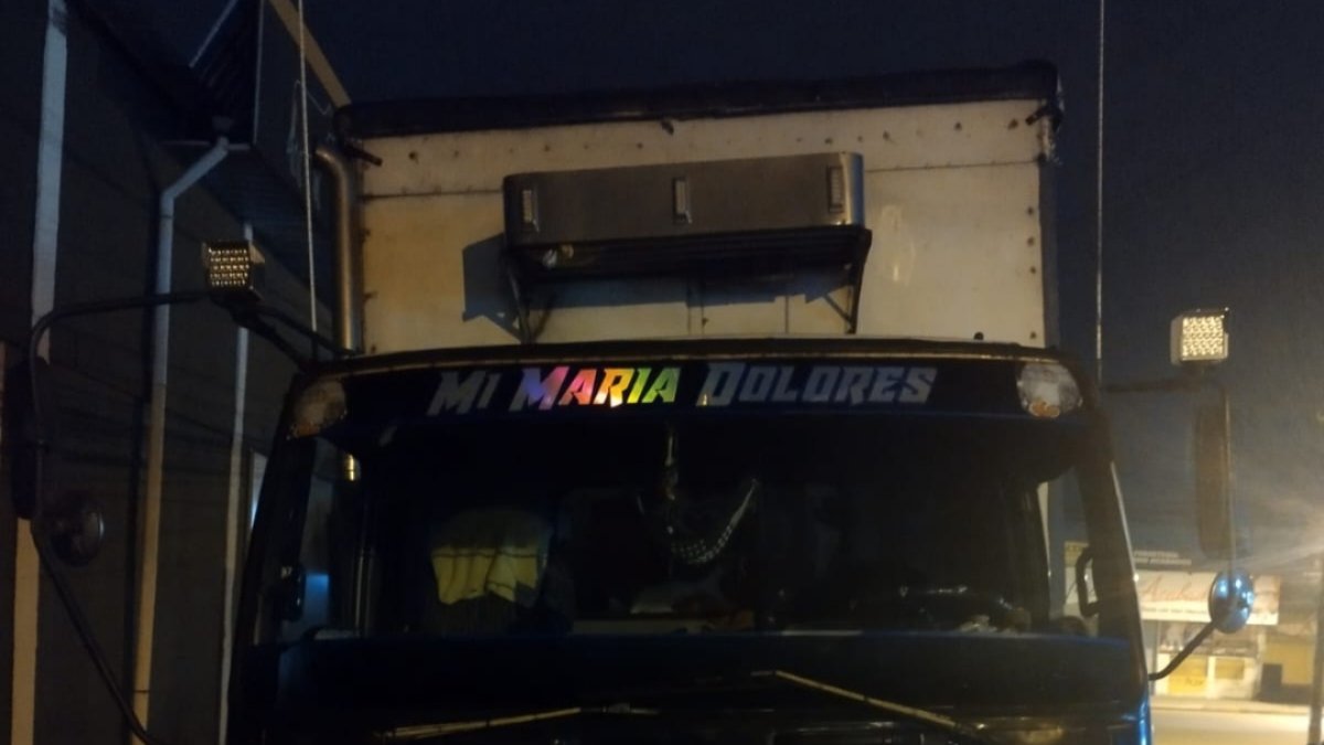 Carro. El furgón no se abrió e impactó la moto del policía.