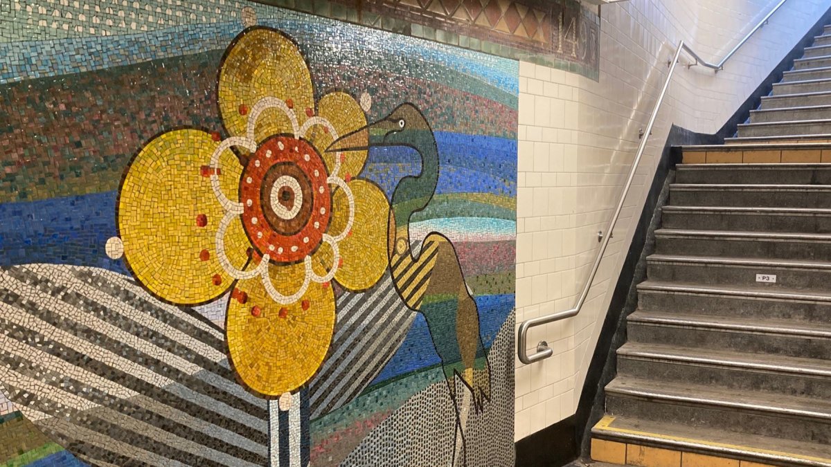Se aprecia un detalle del mosaico del artista Glenn Goldberg titulado 'Río Bronx' situado en el entresuelo de la estación de metro de la calle 149 en el barrio del Bronx en Nueva York (EE.UU.).