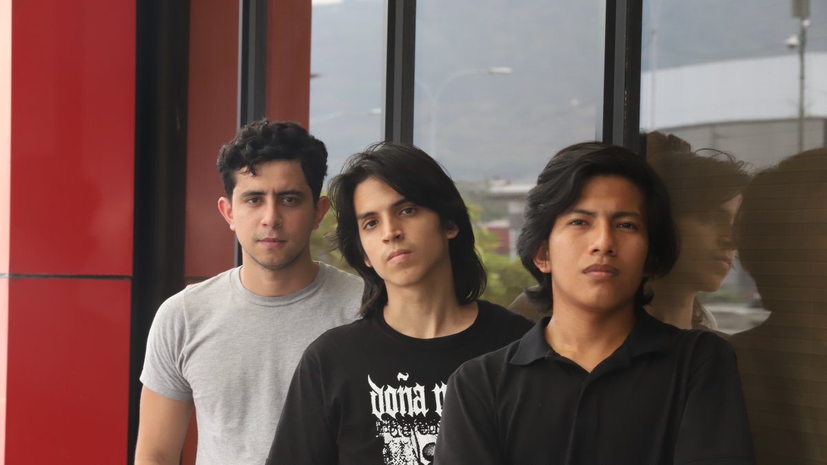 Daniel Baldeón (guitarra), Iván Jiménez (bajo) y José Mite (batería) son la alienación actual de la agrupación.