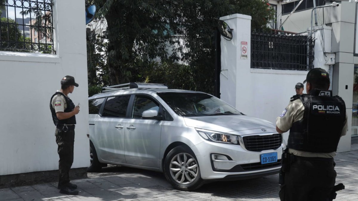 Policías se han ubicado en los exteriores de la Embajada de México en el norte de Quito.