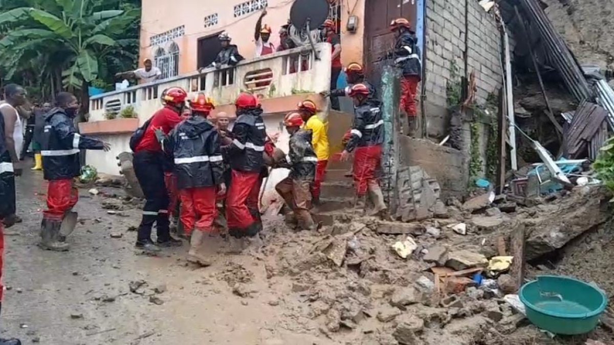 Las intensas lluvias registradas en Esmeraldas influyeron en el deslizamiento de tierra.