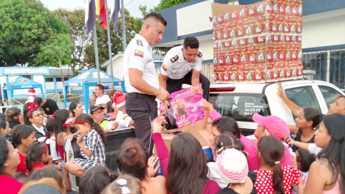 Agentes de la CTE entregaron juguetes a niños de distintos sectores de Daule.