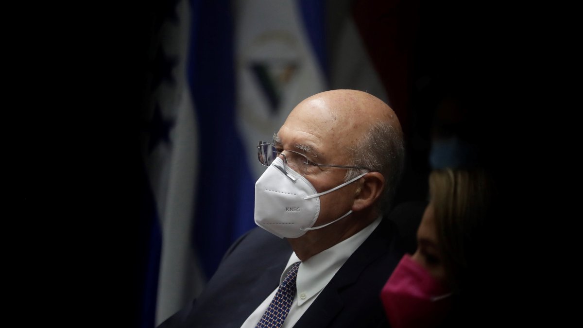 Fotografía de archivo fechada el 21 de julio de 2021 del expresidente de El Salvador Alfredo Cristiani Alfredo Cristiani (1989-1994)